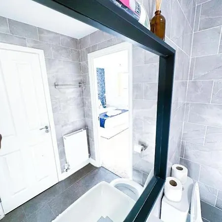 Family Home: Spacious 3br With Garden And Pet-friendly Apartment *