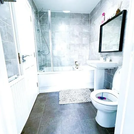 Family Home: Spacious 3br With Garden And Pet-friendly