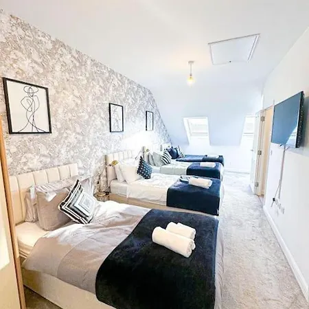 Family Home: Spacious 3br With Garden And Pet-friendly Apartment *